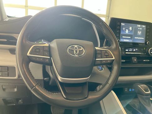 Used 2022 Toyota Highlander XLE AWD/4WD image 14
