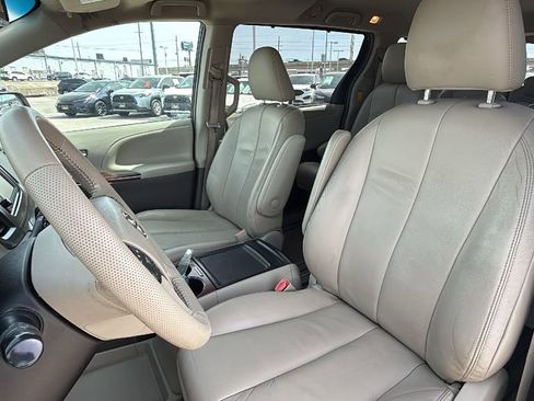 Used 2014 Toyota Sienna XLE image 14