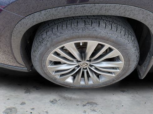 Used 2020 Toyota Highlander Platinum w/ Preferred Accessory Package AWD/4WD image 9