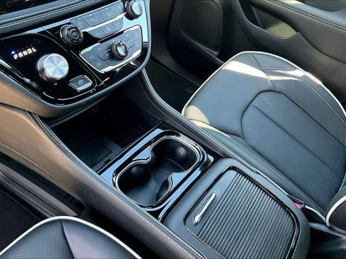 New 2026 Chrysler Pacifica Limited image 7