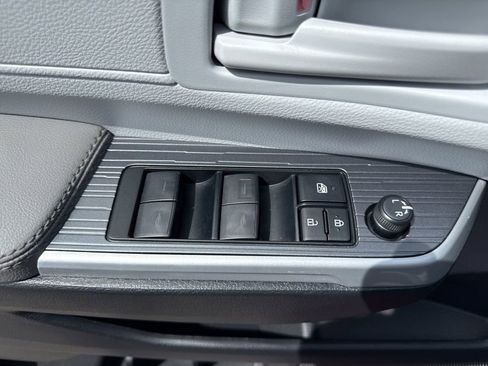 Used 2025 Toyota Sienna LE image 28