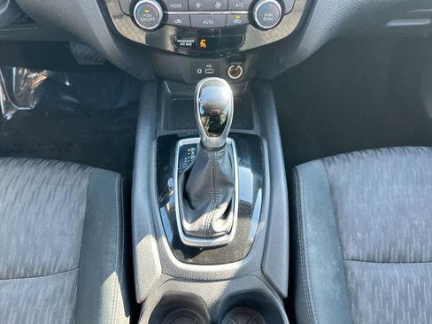 Used 2018 Nissan Rogue SV image 33