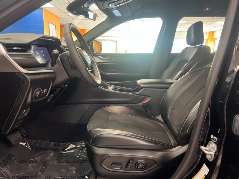 Used 2025 Jeep Grand Cherokee Altitude AWD/4WD image 18