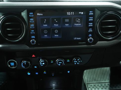 Used 2020 Toyota Tacoma TRD Off-Road w/ Technology Package AWD/4WD image 18