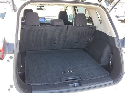 Used 2024 Nissan Rogue S image 8