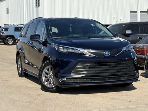 Used 2025 Toyota Sienna XLE FWD image 2