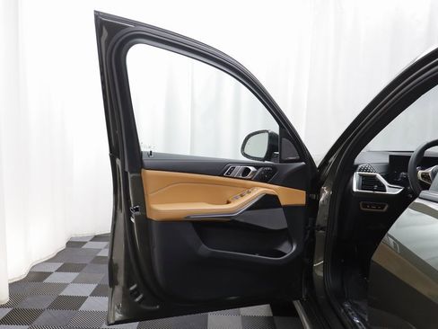 Used 2025 BMW X7 xDrive40i w/ M Sport Package image 4