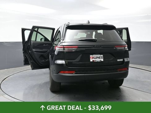 Used 2025 Jeep Grand Cherokee Altitude AWD/4WD image 60