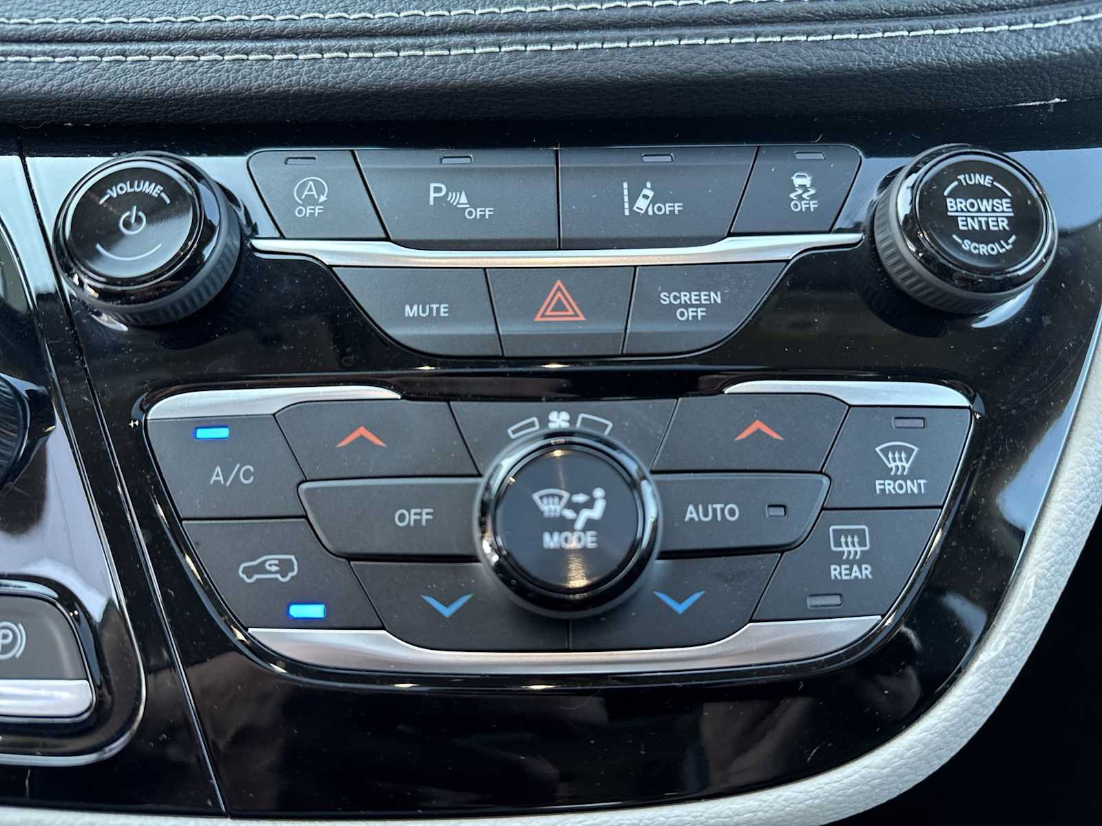 Used 2023 Chrysler Pacifica Touring-L w/ Uconnect Theater Family Group FWD image 25