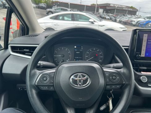 Used 2025 Toyota Corolla LE FWD image 29
