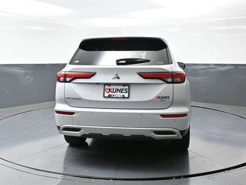 Used 2024 Mitsubishi Outlander SE image 13