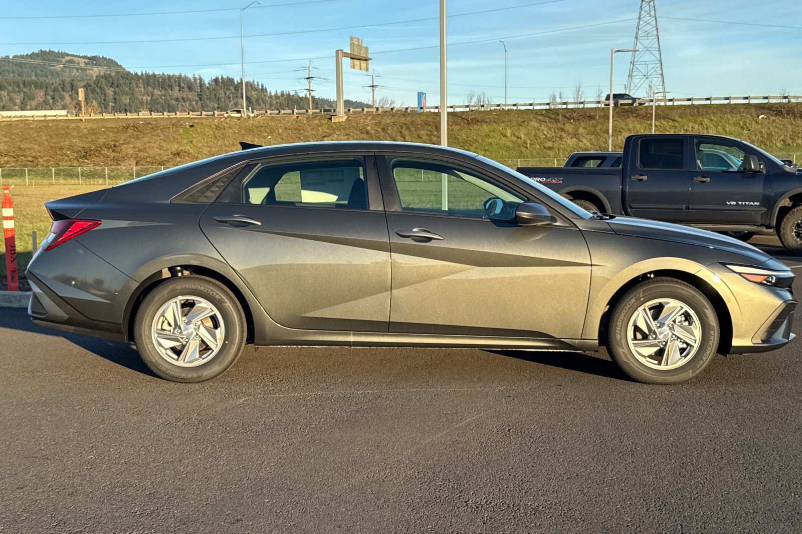 Used 2026 Hyundai Elantra SE FWD image 2