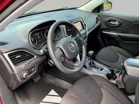 Used 2019 Jeep Cherokee Latitude w/ Popular Appearance Group FWD image 17