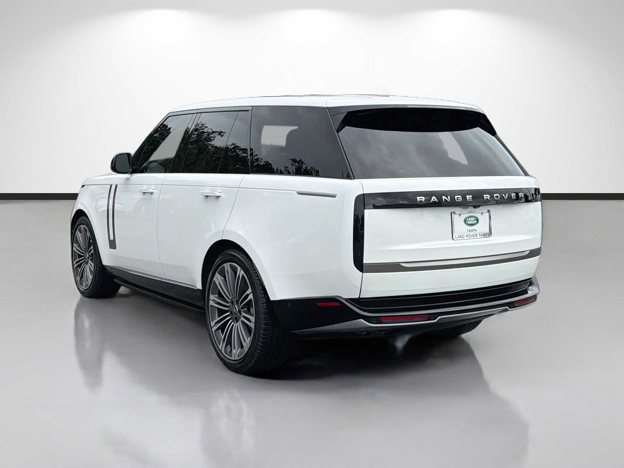 Used 2024 Land Rover Range Rover SE AWD/4WD image 3