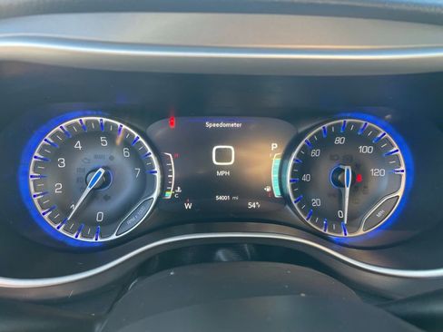 Used 2023 Chrysler Pacifica Touring-L image 34