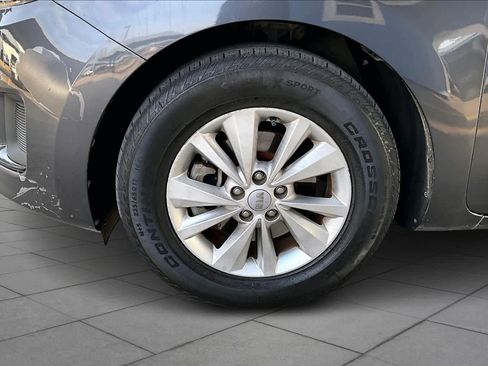 Used 2017 Kia Sedona LX image 10