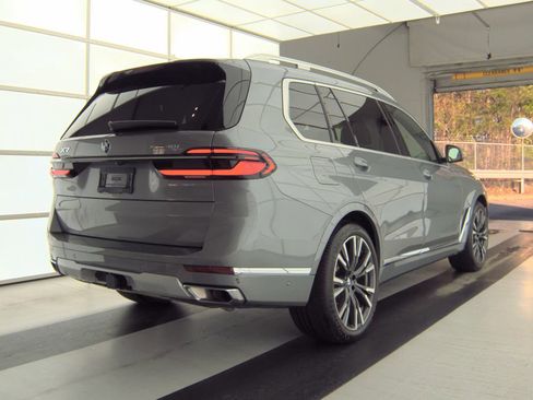 Used 2024 BMW X7 xDrive40i image 2