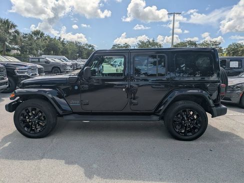 Used 2025 Jeep Wrangler Unlimited Sahara AWD/4WD image 9