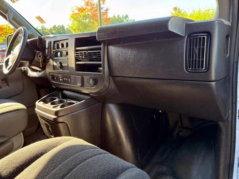 Used 2023 GMC Savana 2500 image 9