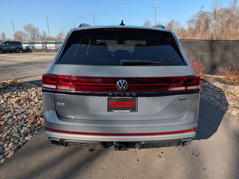 Used 2025 Volkswagen Atlas Peak Edition SE image 4