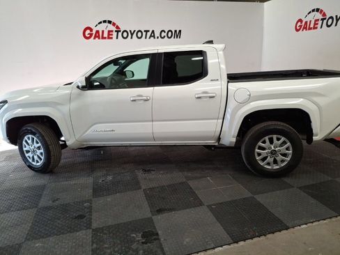 Used 2025 Toyota Tacoma SR5 image 9