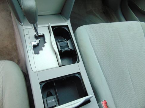 Used 2010 Toyota Camry LE FWD image 20