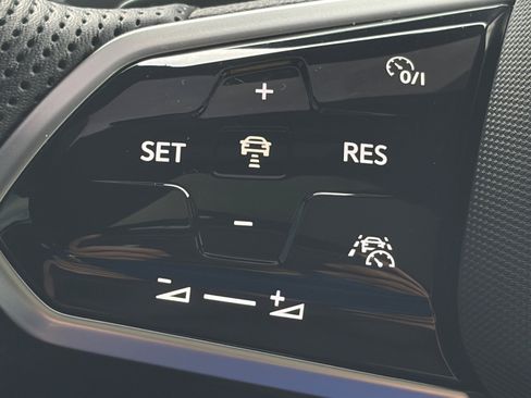 Used 2025 Volkswagen Jetta GLI Autobahn image 33