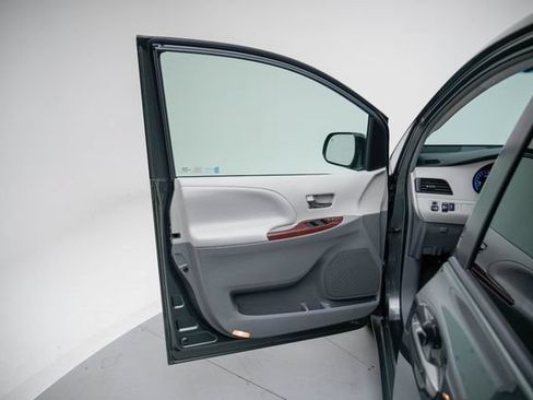 Used 2014 Toyota Sienna XLE FWD image 14