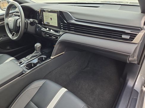 Used 2025 Toyota Camry SE w/ Convenience Package image 32