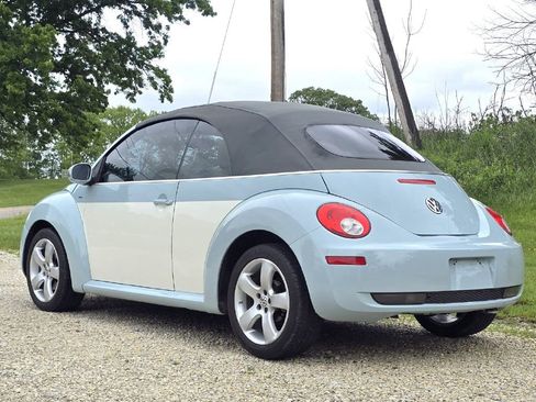 Used 2010 Volkswagen Beetle Final Edition FWD image 4