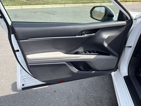 Used 2020 Toyota Camry SE image 14