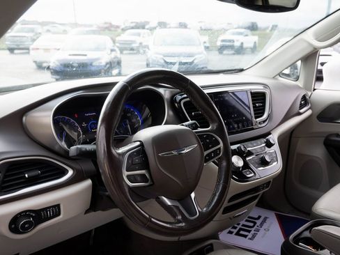 Used 2019 Chrysler Pacifica Touring-L w/ Advanced Safetytec Group image 2