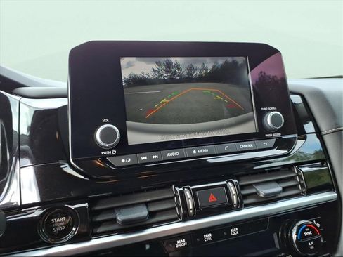 Used 2025 Nissan Pathfinder SV image 19