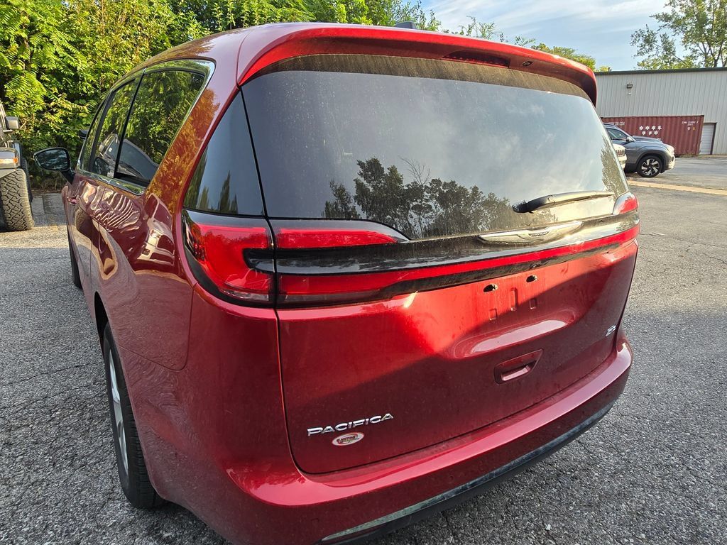 Used 2025 Chrysler Pacifica Select AWD/4WD image 6