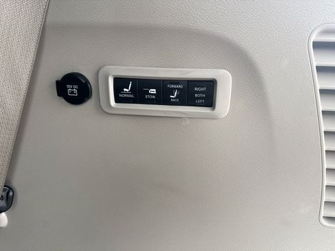 Used 2022 Chrysler Pacifica Limited FWD image 19