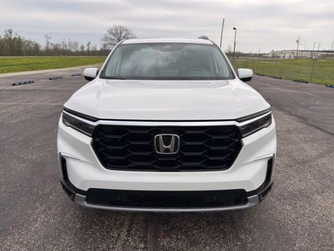 Used 2024 Honda Pilot Touring image 13