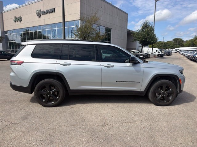 Used 2023 Jeep Grand Cherokee L Limited w/ Black Appearance Package AWD/4WD image 6
