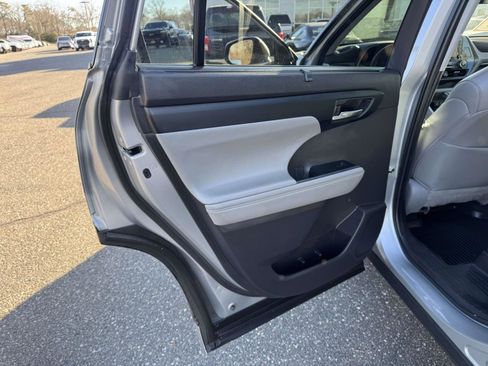 Certified 2022 Toyota Highlander XLE image 17