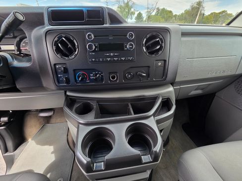 Used 2014 Ford E-350 and Econoline 350 XLT RWD image 15