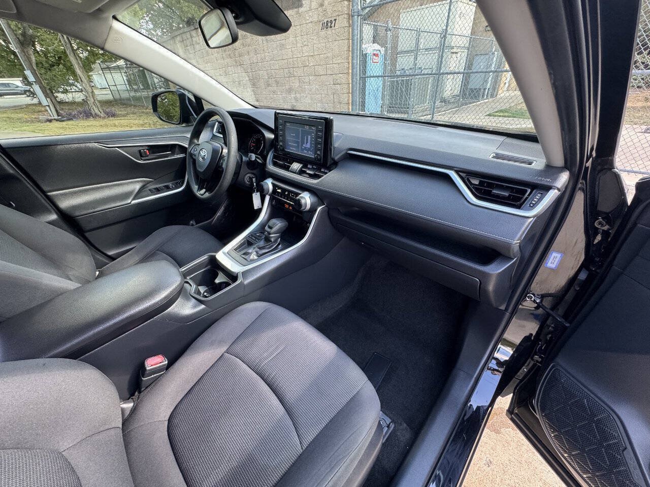 Used 2019 Toyota RAV4 LE FWD image 17