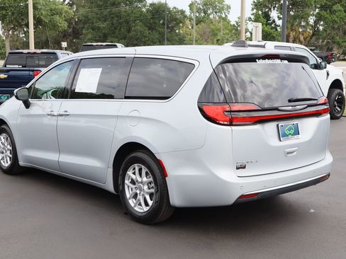 Used 2023 Chrysler Pacifica Touring FWD image 7