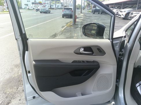 Used 2024 Chrysler Pacifica Touring-L FWD image 13