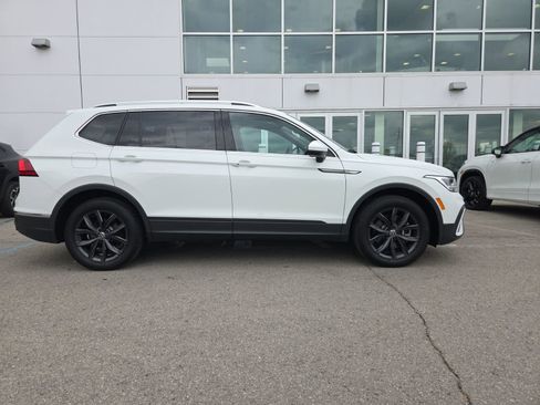 Used 2024 Volkswagen Tiguan SE FWD image 3