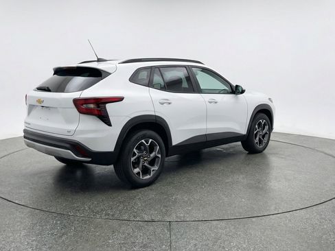 Used 2025 Chevrolet Trax LT w/ LT Convenience Package image 9