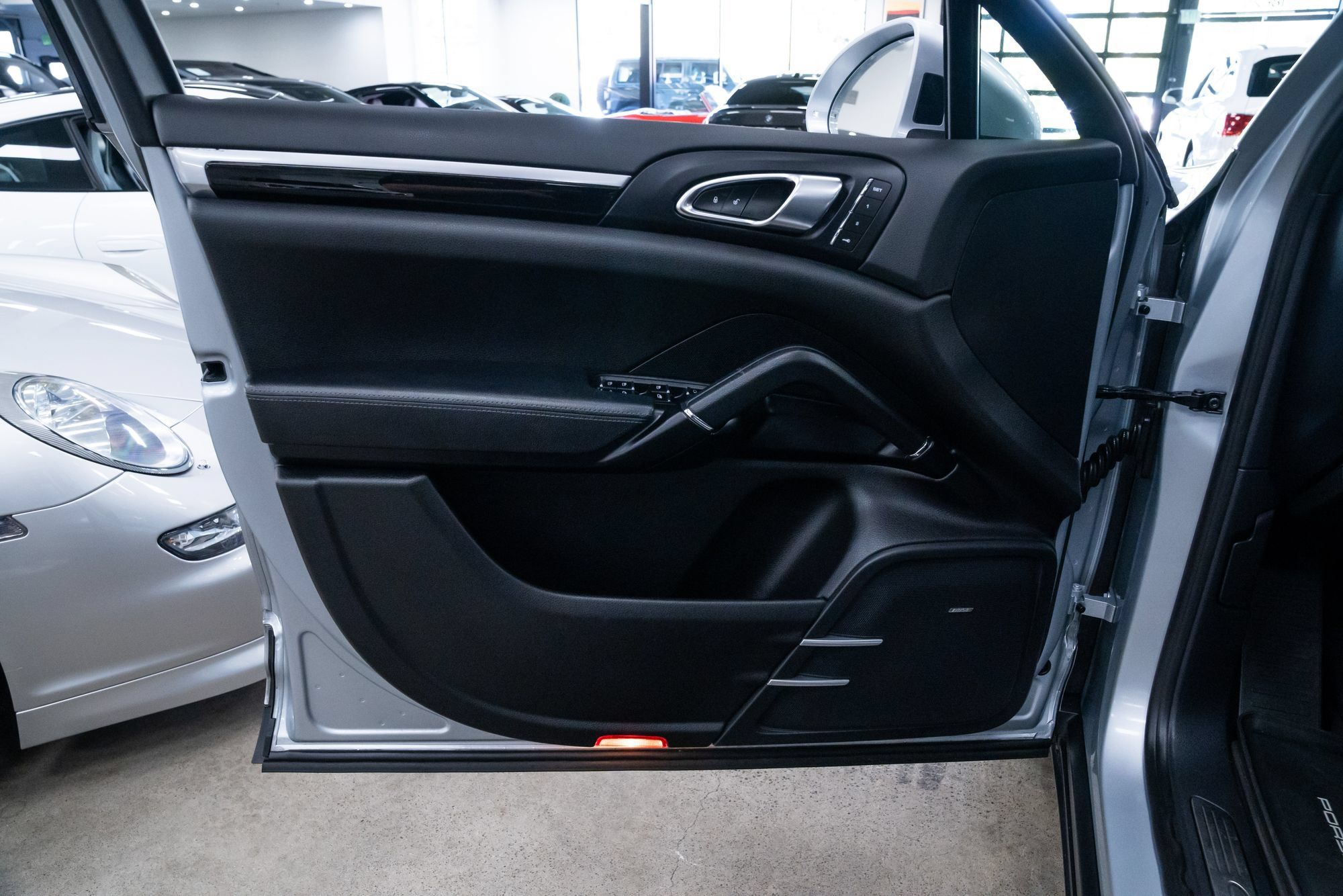 Used 2016 Porsche Cayenne AWD/4WD image 16