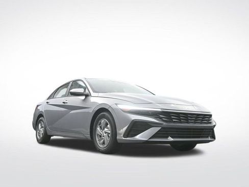 Used 2025 Hyundai Elantra SE FWD image 29