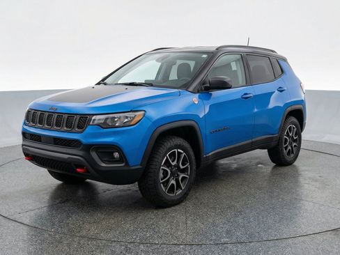 Used 2025 Jeep Compass Trailhawk AWD/4WD image 3