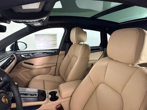 New 2025 Porsche Macan image 5