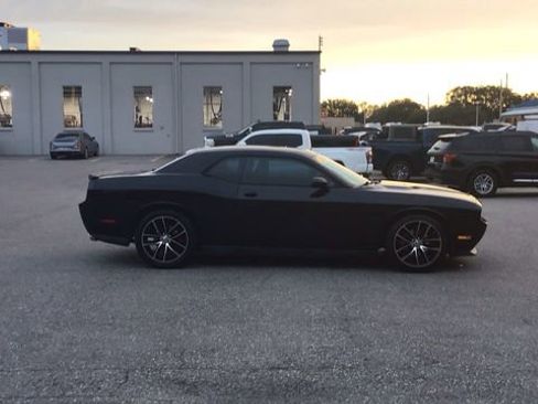 Used 2014 Dodge Challenger SXT image 5