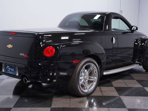 Used 2005 Chevrolet SSR w/ Preferred Equipment Group image 11